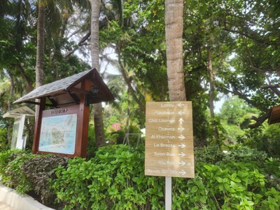 บนเกาะของโรงแรม จะมีป้ายบอกทางเดินไปแต่ละจุดตลอดๆ  ไม่ต้องกลัวหลงเลย