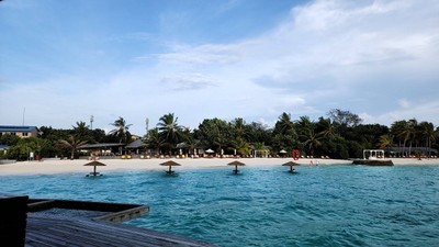 บรรยาการของเซนทารา ราส ฟูชิ เมื่อมองจากวิวบาร์กลางน้ำ