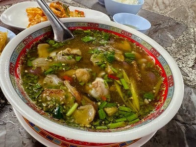 ต้มยำไก่บ้านใบมะขาม