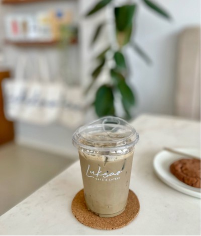☕️ Iced Hojicha Latte. (Price 70 Baht.)