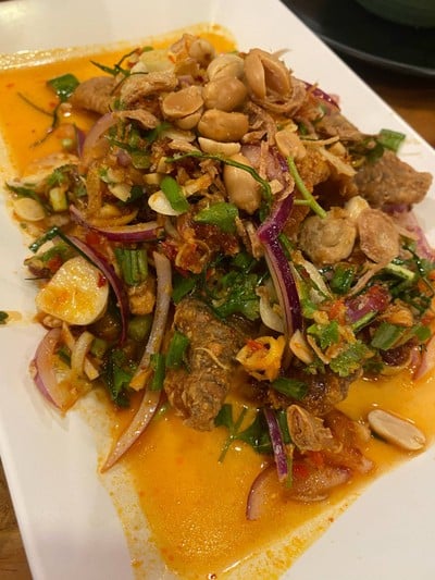 ยำปลาทอดสมุนไพร