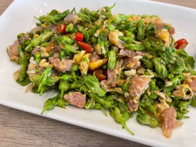 ดอกขจรผัดแหนม