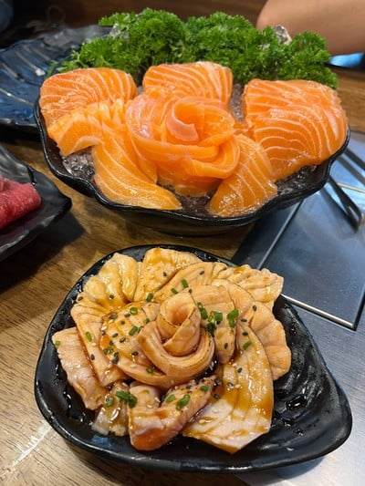 แซลมอนซาซิมิ