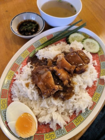 ข้าวหมูกรอบจีโร่