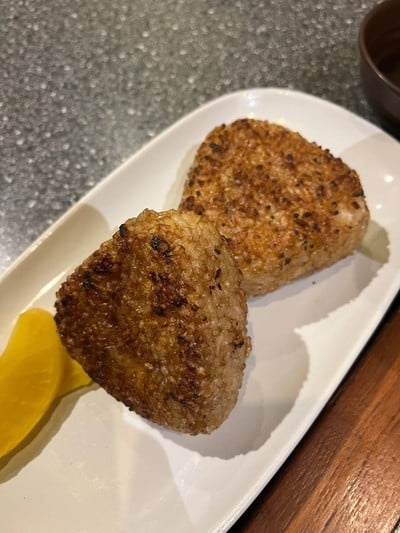 ข้าวปั้นทอดไส้แซลมอน