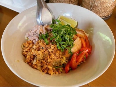 ก๋วยเตี๋ยวห้อยขาริมน่าน