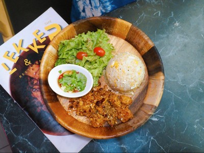ข้าวผัดไข่ปลากระพงคั่วพริกเกลือ