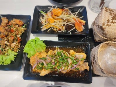 เมนูของร้าน เจ๊แดงสามย่าน ส้มตำ คอหมูย่าง เจ๊แดงจุ่มนัวร์ The Mall Lifestore Tha Phra