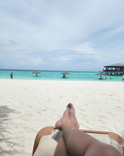 นอนเล่นริมหาด ที่ตรงหน้าคือหาดทรยสีขาว ฟ้าที่สดใส แค่นี้ก็ฟินมากแล้ว