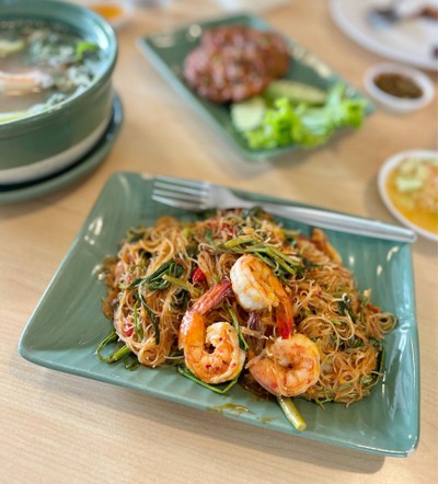 🍝 ผัดหมี่กระเฉด. (ราคา 135 บาท)