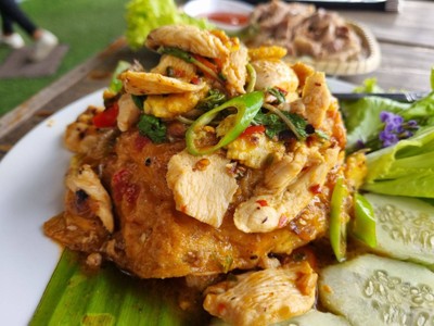 กะเพราไก่ไข่เจียว