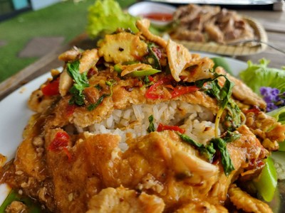 กะเพราไก่ไข่เจียว