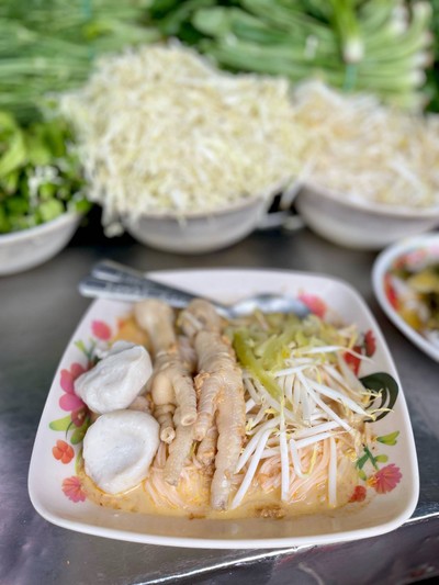 🍝 ขนมจีนน้ำยากะทิตีนไก่. (ราคา 40 บาท)