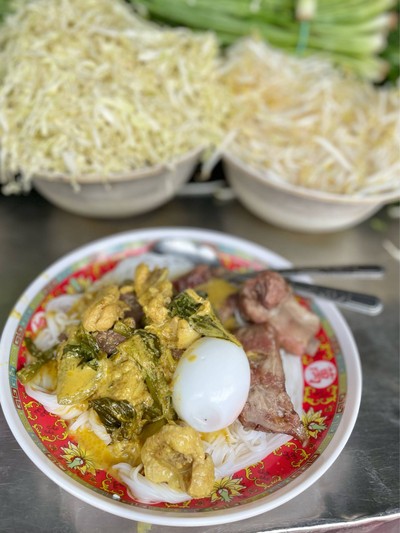 🍝 ขนมจีนแกงเขียวหวานไก่ + ซี่โครงหมูอบ + ไข่ต้ม. (ราคา 60 บาท)