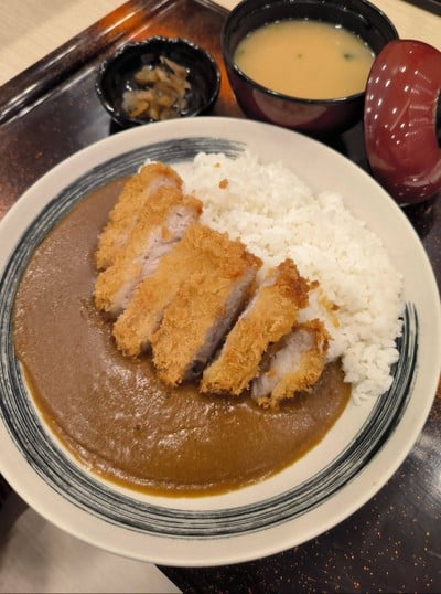 ข้าวหน้าแกงกะหรี่ หมูทอด