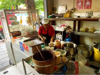 ข้าวมันไก่เจ๊ยี วัดสระเกศ (ภูเขาทอง)