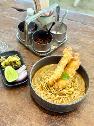 ข้าวซอยกุ้งเทมปุระ