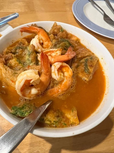 แกงส้มกุ้งชะอมไข่เจียว