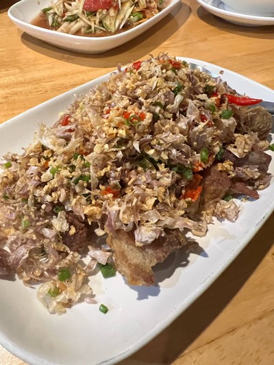 สามชั้นคั่วพริกเกลือ