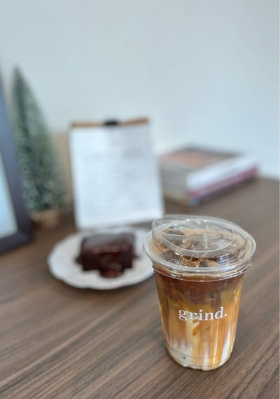 ☕️ Iced Burnt Caramel Latte. (Price 120 Baht.)