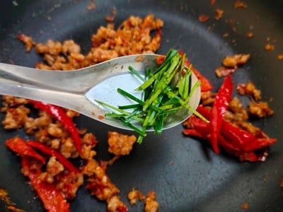 วิธีทำ หมูสับผัดพริกแกง