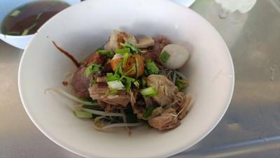 หมี่ ชิ้น เปื้อน สด