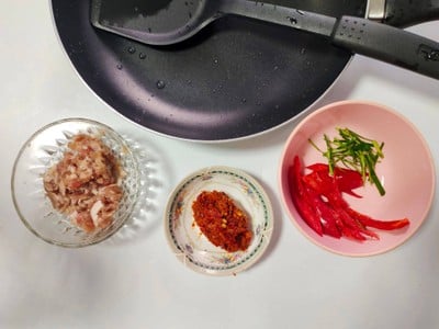วิธีทำ หมูสับผัดพริกแกง
