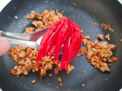 วิธีทำ หมูสับผัดพริกแกง