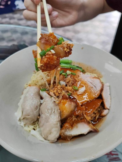 บะหมี่เกี๊ยวหมูแดงหมูกรอบ