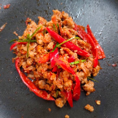 วิธีทำ หมูสับผัดพริกแกง