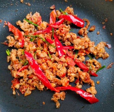 วิธีทำ หมูสับผัดพริกแกง