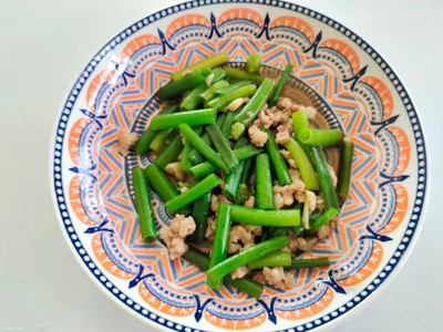 “ผัดดอกหอมใส่หมูสับ”