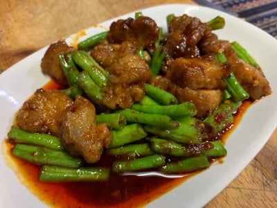 หมูกรอบผัดพริกแกง