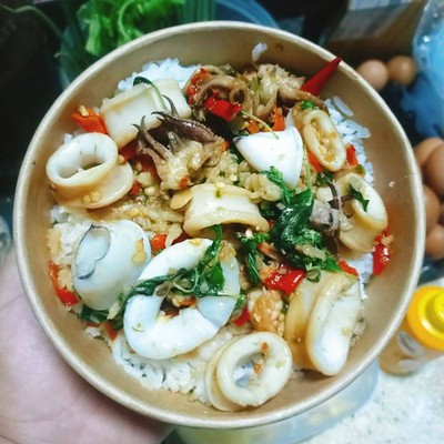 กะเพราปลาหมึกราดข้าว