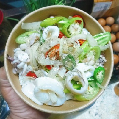 ผัดพริกปลาหมึกราดข้าว