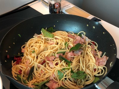 สปาเกตตี้เบคอนผัดพริกแห้ง สปาเกตตี้เบคอนผัดพริกแห้ง