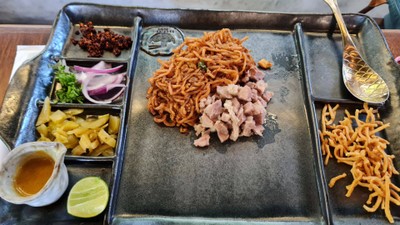 ข้าวซอยผัดแห้งหมู