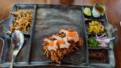 ข้าวซอยผัดแห้งกุ้งและไข่กุ้ง