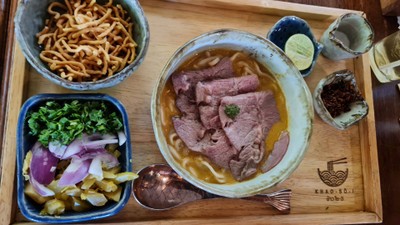 ข้าวซอยเส้นสดเนื้อน่องลาย