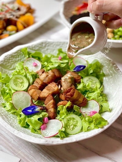 สลัดหมูกรอบจำแลงกับน้ำสลัดครีมซอสแจ่ว