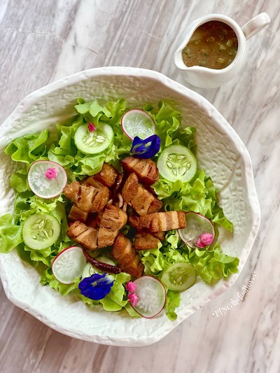 สลัดหมูกรอบจำแลงกับน้ำสลัดครีมซอสแจ่ว