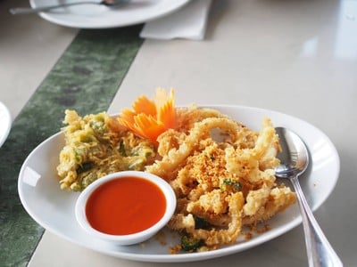 ปลาหมึกทอดกระเทียม