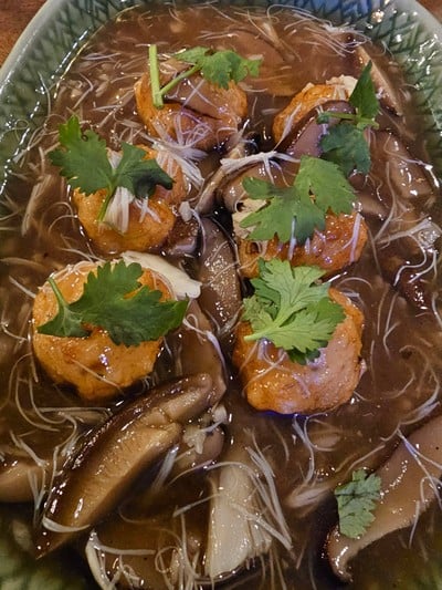 ลูกชิ้นกุ้งราดซอสมันปูกงลี่