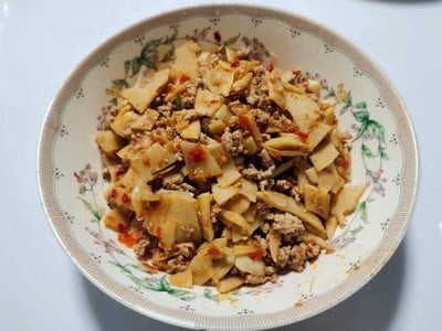 ผัดพริกแกงหน่อไม้หมูสับ ผัดพริกแกงหน่อไม้หมูสับ