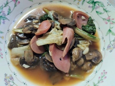ผัดผักรวมมิตรใส่ไส้กรอก