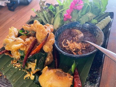 ปลาแม่น้ำทอดราดซอสมะขาม