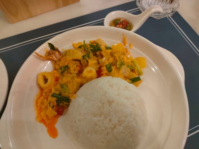 ข้าวปลาหมึกผัดซอสไข่เค็ม