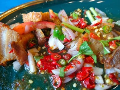 ยำหมูกรอบ