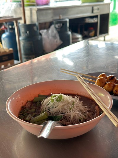 หมี่ขาวน้ำตกหมูสด