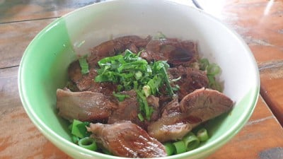 ก๋วยเตี๋ยวแห้งเนื้อน่องลาย